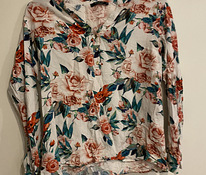 Блузка из хорошего материала с цветочным принтом размера xs