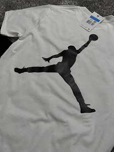 Jordani suure logoga T-särk