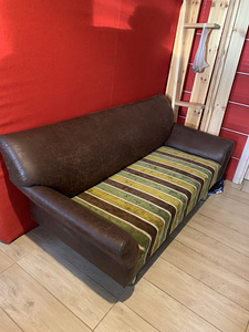 Недавно отремонтированный диван