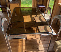 Стеклянный обеденный стол и четыре стула
