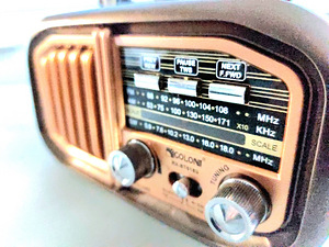 Портативное радио с солнечной панелью.