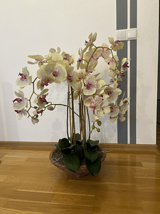 Kunstlilled orhidee