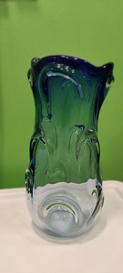 Tarbeklaasi sinine vaas "Ira", autor Eino Mäelt tarbeklaas