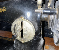 Старая швейная машина с ножкой/столом