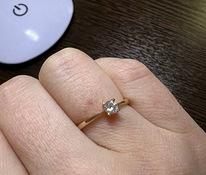 Классическое кольцо из красного золота с одним бриллиантом