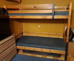 Кровати б/у двухъярусные 90×200 + детская мебель.