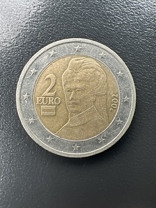 Австрийская монета номиналом 2 евро.