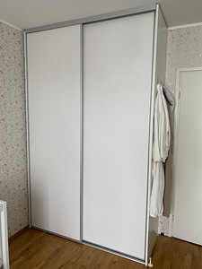 Белый шкаф с раздвижными дверями
