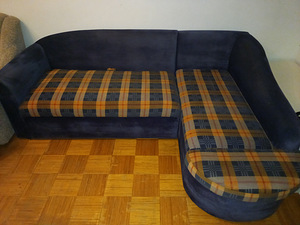 Красивый чистый раскладной угловой диван с ящиком для белья
