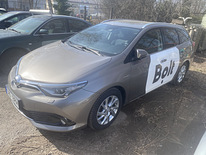 Toyota Auris Hybrid LPG аренда авто для такси BOLT