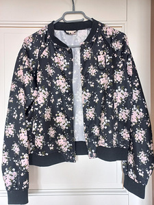 Женская куртка с цветочным принтом