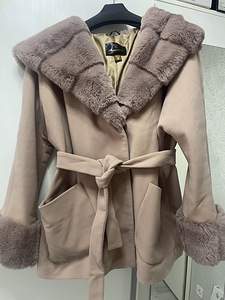 Розовое пальто с мехом