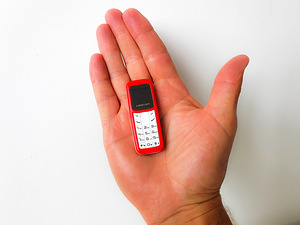 Mikro tālrunis ar izmēru, mazāku par šķiltavas
