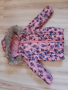 Продается как новая легкая и теплая зимняя куртка s.92 см.