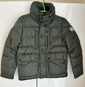 Зимняя зеленая курточка Moncler