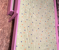 Детская кровать с матрасом и ящиком для белья.