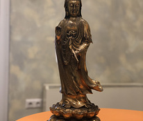 Медная скульптура стоящего Будды