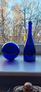 Синий стеклянный шар и синий графин.посуда