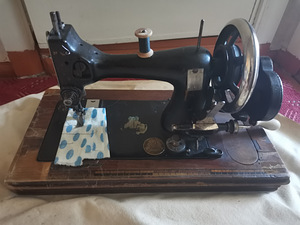 Швейная машинка Виктория, в рабочем состоянии!