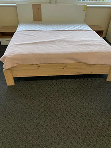 Кровать имеет размер 180*200 см + 2 тумбочки