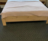 Кровать имеет размер 180*200 см + 2 тумбочки