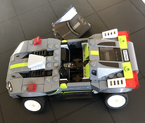 Kohandatud kalleriga Lego auto
