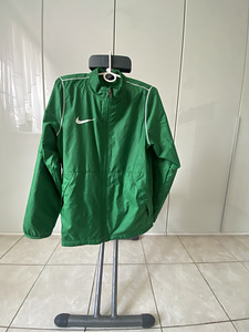 Nike tuulejope, suurus 128-137 (1 foto / 6)