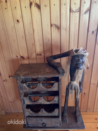 Винный шкаф с деревянными фигурками (фото #2)