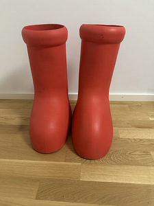 Müüa suured punased saapad