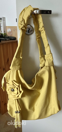 Женская сумочка из желтой искусственной кожи (фото #1)