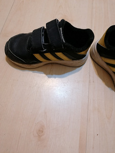 Кроссовки adidas (1 фото из 3)