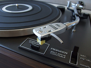 Винтажный проигрыватель винила Pioneer PL-120-II (7 фото из 10)