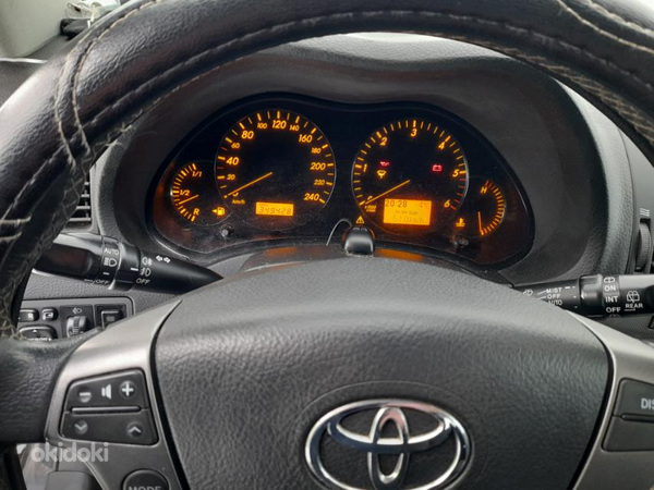 Toyota Avensis (фото #5)
