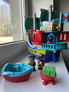 Корабль с пиратами (2 фото из 5)