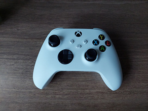 Беспроводной геймпад Xbox One / Series X/S (2 фото из 4)