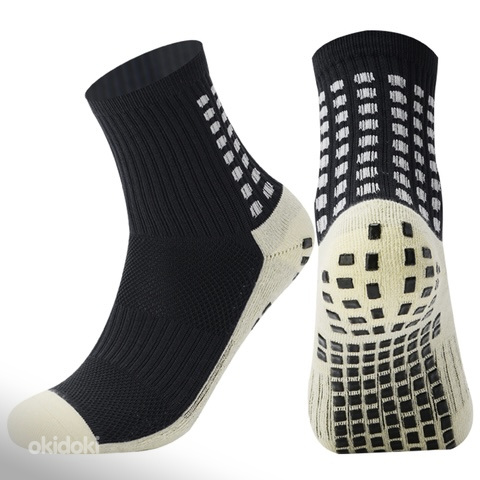 Чёрные спортивные носки с прорезиненными вставками (фото #1)