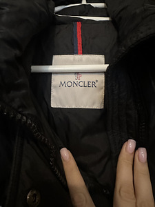 Женская куртка Moncler. (3 фото из 5)