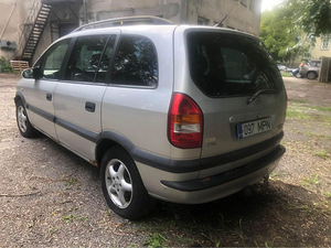 Opel Zafira varuosadeks. (4 foto / 7)