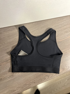Uus Nike spordirinnahoidja L (2 foto / 5)