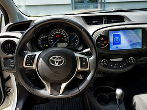 Toyota Yaris Hybrid (6 фото из 7)