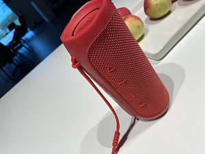 Беспроводная колонка JBL (2 фото из 4)