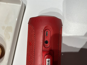 Беспроводная колонка JBL (3 фото из 4)