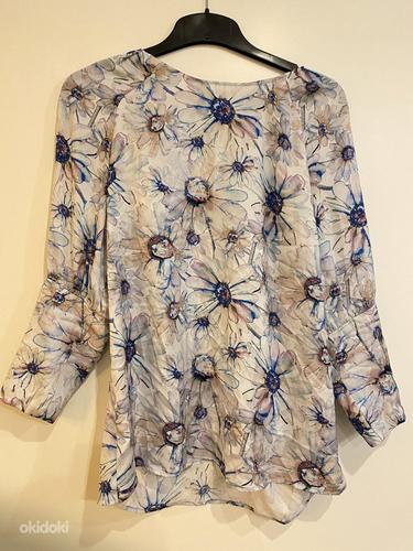 Шелковая блузка с цветочным принтом, голубая S (фото #1)