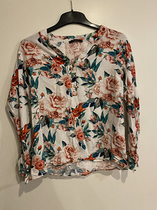 Блузка из хорошего материала с цветочным принтом размера xs
