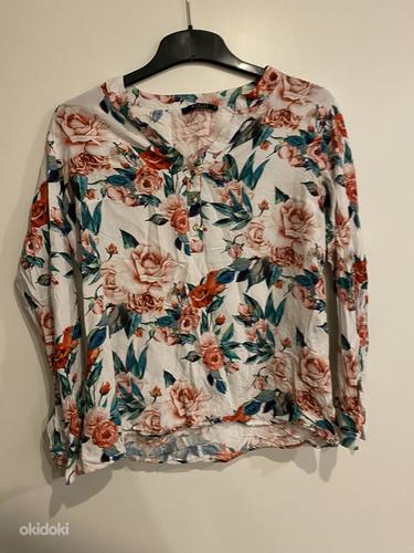 Блузка из хорошего материала с цветочным принтом размера xs (фото #1)