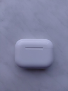 AirPods Pro 3 vasak kõrvaklapp laadimiskarbiga. (1 foto / 7)