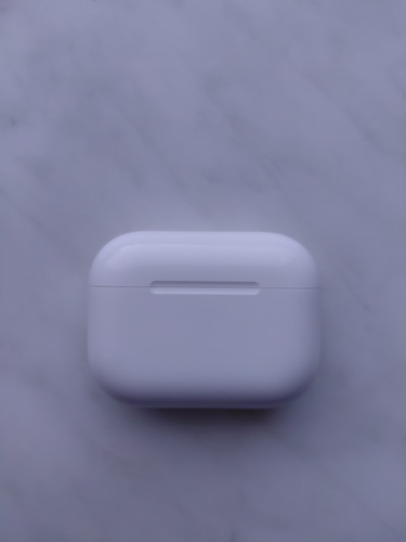 AirPods Pro 3 левый наушник с зарядным кейсом.