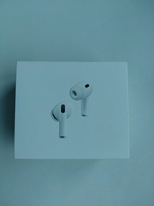 AirPods Pro 3 vasak kõrvaklapp laadimiskarbiga. (5 foto / 7)