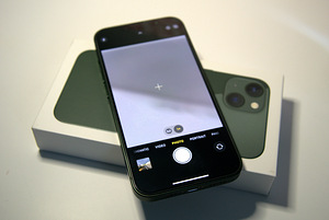 Apple Iphone 13 зеленый. Идеальное состояние.+Apple watch SE