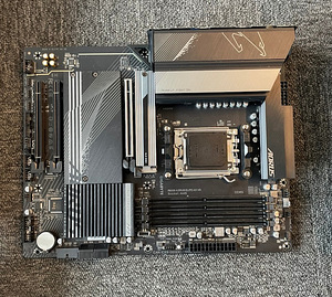 GIGABYTE B650 AORUS ELITE AX V2 Emaplaat AMD B650 Protsessor (5 foto / 5)